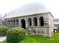 L'ossuaire situé sur le placître de l'église Saint-Guinal.