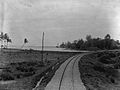 Gezicht op de kust vanaf de spoorweg bij Pante Raja, km 126.