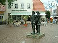 Marktplatz mit Fischer­skulptur von Serge Mangin