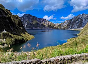 La caldeira du Pinatubo et son lac en 2019.