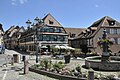 Das älteste Gasthaus am Platz, die Gaststätte „Le Brochet“, rechts daneben das ehem. Gemeindehaus, das 1678 nach einem Großbrand wieder aufgebaut wurde. Hier war später das Restaurant „Le Patrie“ untergebracht, wo sich die Schöffen bis zur Französischen Revolution versammelten, danach zog ein Café hier ein.