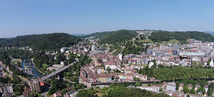 Blick auf Baden vom Kraftwerk Aue (links) �ber die Hochbr�cke und die Altstadt bis Baden-Nord