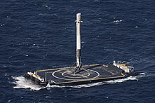 Premier étage de la fusée Falcon 9 lors de la mission CRS-8 après son atterrissage sur la plateforme maritime.