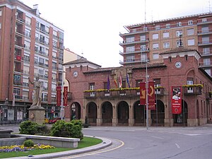 Ayuntamiento y estatua a Quintiliano.