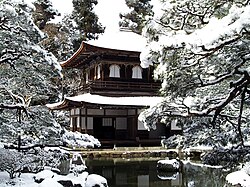 Un temple bodista sota la n�u, Kyoto, Japon.