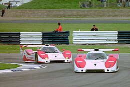 De Toyota TS010 van Jan Lammers/Andy Wallace op Silverstone in 1992, met daarachter de auto van teamgenoten Geoff Lees/Hitoshi Ogawa.