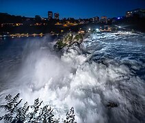 Der Rheinfall wird abends bis 23 Uhr mit Flutlicht beleuchtet.