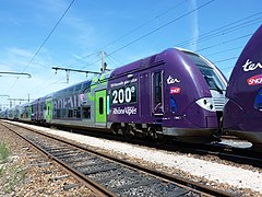 Z 24765/766 (633) du TER Rhône-Alpes, cette rame arbore le pelliculage de la « 200e rame TER 2N NG ».