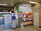 クレジットカード専用券売機(左)と話せる券売機(右)（2024年8月）