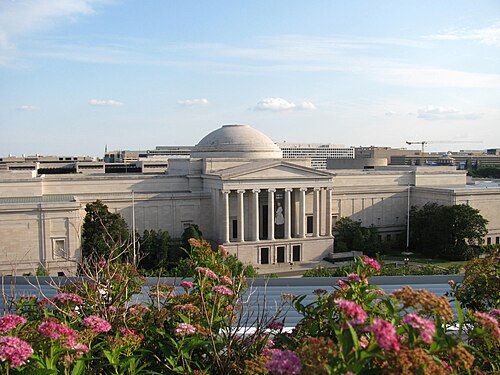 O West Building, principal instalação do museu.