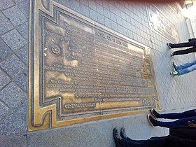 Placa con un discurso de Charles de Gaulle