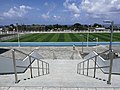 Foto van de trap die naar het trainingsveld naast het stadion leidt.