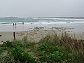 Surfeurs sur la plage de Pors Carn.