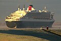 Kollmar'da Elbe Nehri üzerinde dev Queen Mary 2