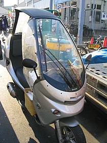 De Benelli Adiva verscheen in 2000 als concurrent van de BMW C1-serie. De BMW mocht dankzij de kooiconstructie zonder helm bestuurd worden, de Adiva niet