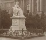 Bebelplatz in Berlin, zwischen 1892 und 1895 von Fritz Schaper geschaffen, im Zweiten Weltkrieg zerstört[141] Fotografie von Waldemar Titzenthaler aus dem Jahr 1902