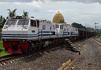 CC 204 11 10, CC 204 11 05, dan CC 204 09 03 menarik KA Babaranjang, melintasi Stasiun Gedungratu