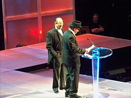 Dory (rechts) op WWE Hall of Fame-ceremonie, in 2009