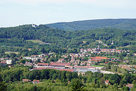 La colline de Bourlémont, surmontée par la chapelle Notre-Dame-du-Haut.