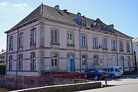 Bâtiment ancien en pierre.