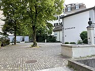 Ansicht des ganzen Hofs, rechts Anbau des Haus zum Lindengarten, Geschäftssitz der Schweizer Kulturstiftung Pro Helvetia