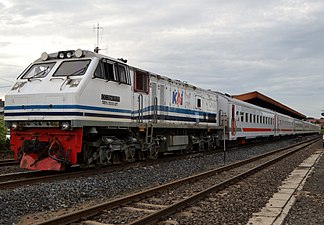 CC 204 11 11 dengan KA Rajabasa di Stasiun Labuan Ratu