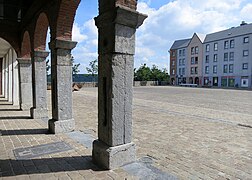 La place de la ville-haute avec la galerie au pied du beffroi qui date de la 1er moitié du XIXe siècle[27] et reconstruite dans les années 1980.