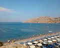 La spiaggia di Baia Vliha e il Monte Marmari sullo sfondo