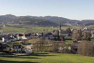 Links oben der Aussichtsturm G�blberg. Darunter die Remise des Lokparks. Im rechten Bereich die Kirche, die Feuerwehr und das Reitzentrum.