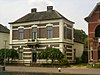 Villa, voortuin, hekwerk, schuur