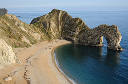 Durdle Door ialah gerbang batu kapur semula jadi di Pantai Jurassic berhampiran Lulworth di Dorset, England.