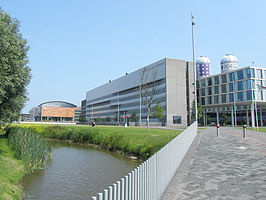 Het faculteitsgebouw FNWI van de UvA. Links op de achtergrond het sportcentrum