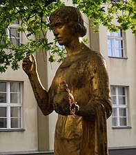 Hofdenkmal, St. Barbara mit Handgranate in der linken Hand