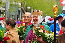 Hohe Fraumünsterfrau Regula Zweifel, Fürstäbtissinnenstab rechts im Bild