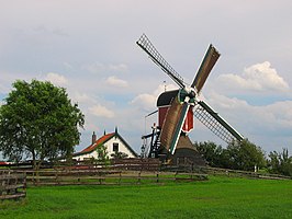 De Doesmolen met het oude molenaarshuisje, dat rond 2009 is gesloopt en vervangen door een moderne villa