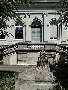 Die weibliche Rundplastik von 1923, stellt Anna Haffner dar. Ursprünglich war die Plastik auf der der Steinenschanze aufgestellt. Die Arbeit war aus dem Projekt Wettbewerb des Kunstkredit Basel-Stadt, als Sieger hervorgegangen. Heute ist die Skulptur vor dem Bernoullianum zu sehen.