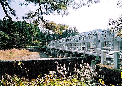 下流側から見た水門