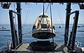 La navicella spaziale Dragon Endeavour di SpaceX viene sollevata con gli astronauti NASA Robert Behnken e Douglas Hurley a bordo sulla nave di recupero GO Navigator della SpaceX poco dopo l'ammaraggio.