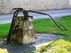 Pompe publique derrière l'église, destinée initialement à l'approvisionnement en eau potable de la population du village.