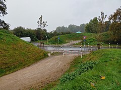 Die gleiche Stelle vom Bahndamm, dieser wurde teilweise abgebaggert um die Querung der Straße zu ermöglichen.