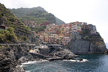 Lo vilatge quilhat de Manarola, dins las Cinque Terre, en Ligúria.