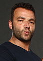 Nick Tarabay interpreta Devon Grice