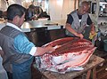 Zwei Mann verwenden ein Messer: das Oroshi Hōchō im Einsatz auf dem Tsukiji-Fischmarkt