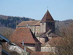 Église en pierre et collines en arrière plan.