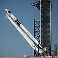 Sollevamento del Falcon 9 presso il Pad 39A del John F. Kennedy Space Center