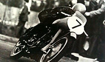 Enrico Lorenzetti op de 1952 versie van de 250cc-Gambalunghino