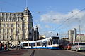 Tramlijn 4 op de Nieuwe Brug bij het Victoria Hotel tegenover het Centraal Station van Amsterdam; 31 december 2015 (Foto: Erik Swierstra)