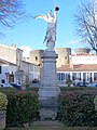 Le monument aux morts sur la place devant la mairie (fév. 2010) Aujourd'hui déplacé, en face de l'église