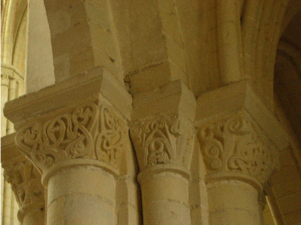 Chapiteaux dans l'abbatiale de Fécamp.