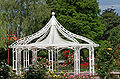 Pérgola con rosas enredaderas.